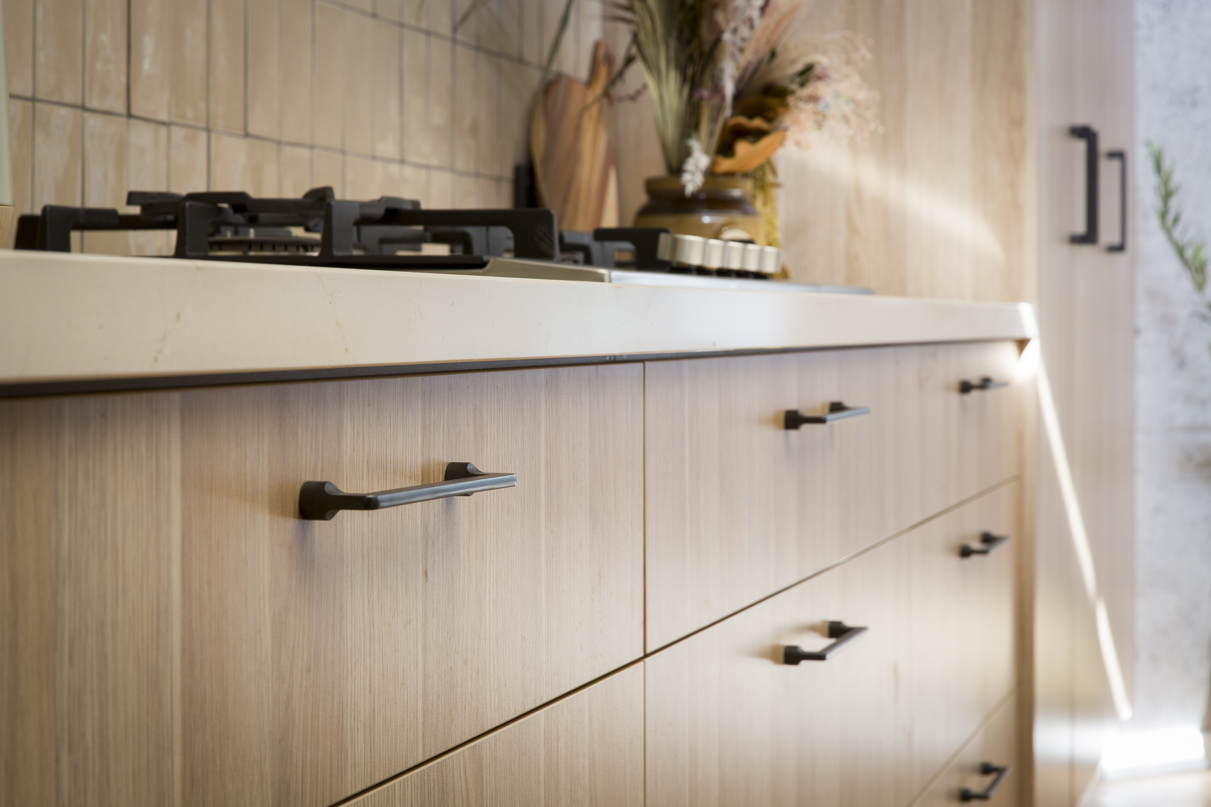 MA062_HANDLES Dale Vine's Xpress Kitchen