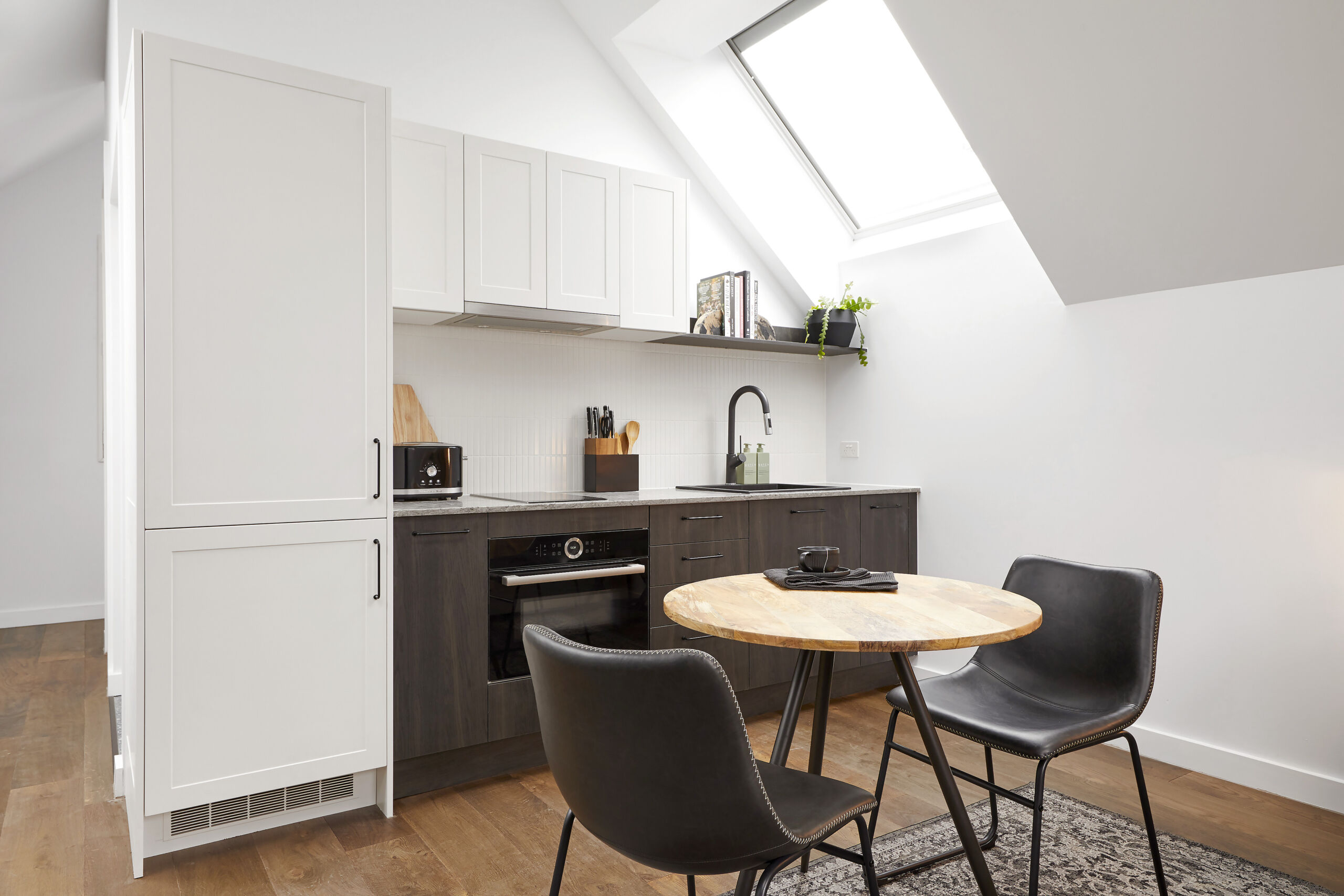 Flat Cabinetry in Warm Timber Tones