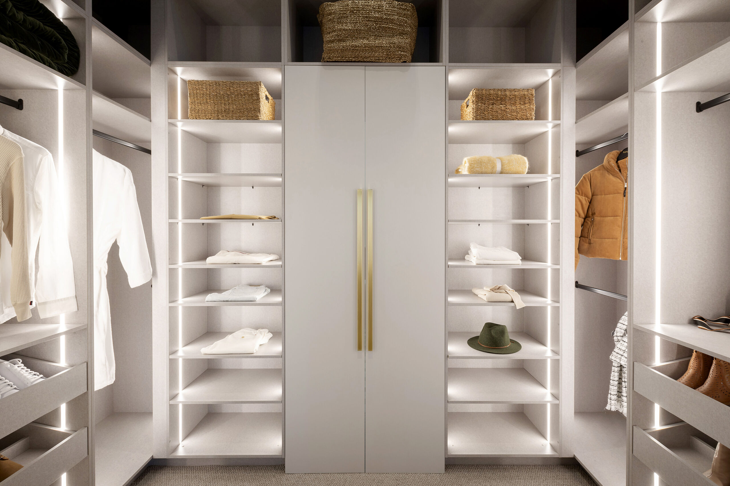 40 Incredible Walk-In Wardrobes for Women (Photos)  Luxury closets design,  Walk in closet design, Closet remodel