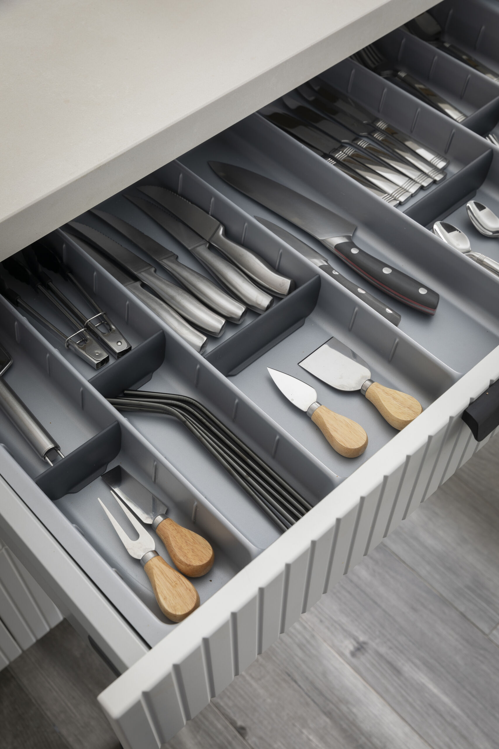 Kitchen organisation with kitchen cutlery trays 