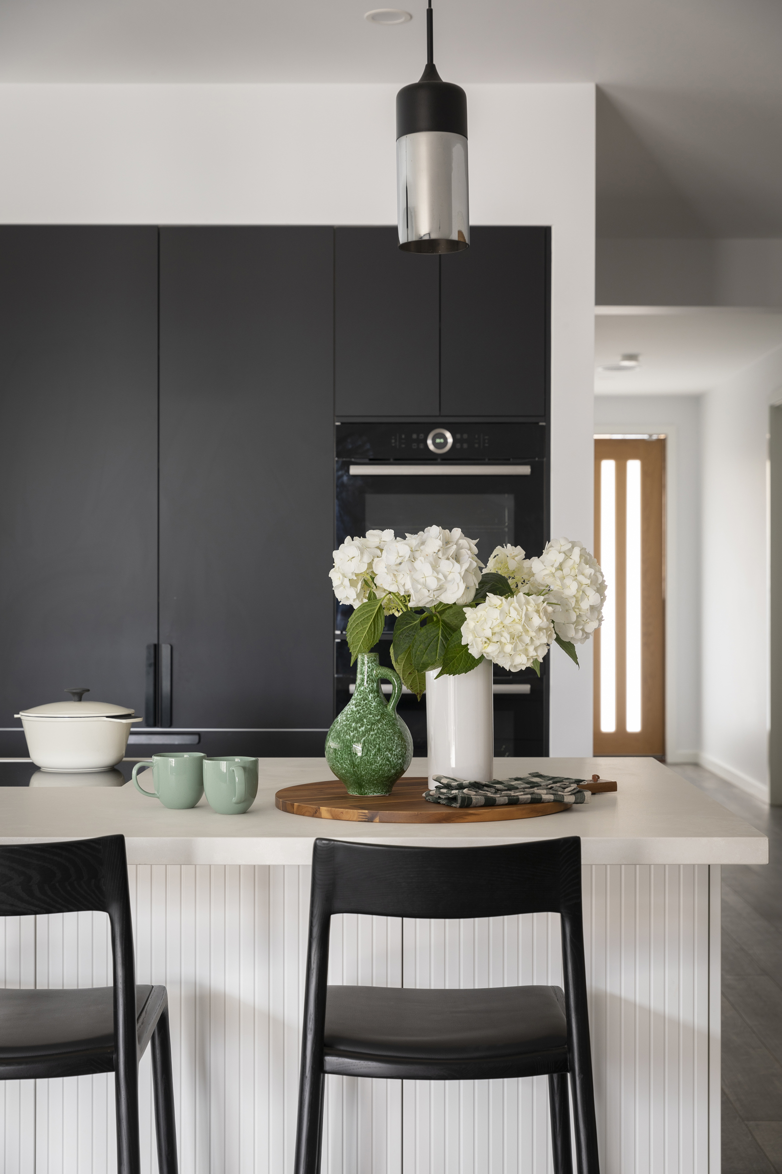 MA018 black-and-white-kitchen