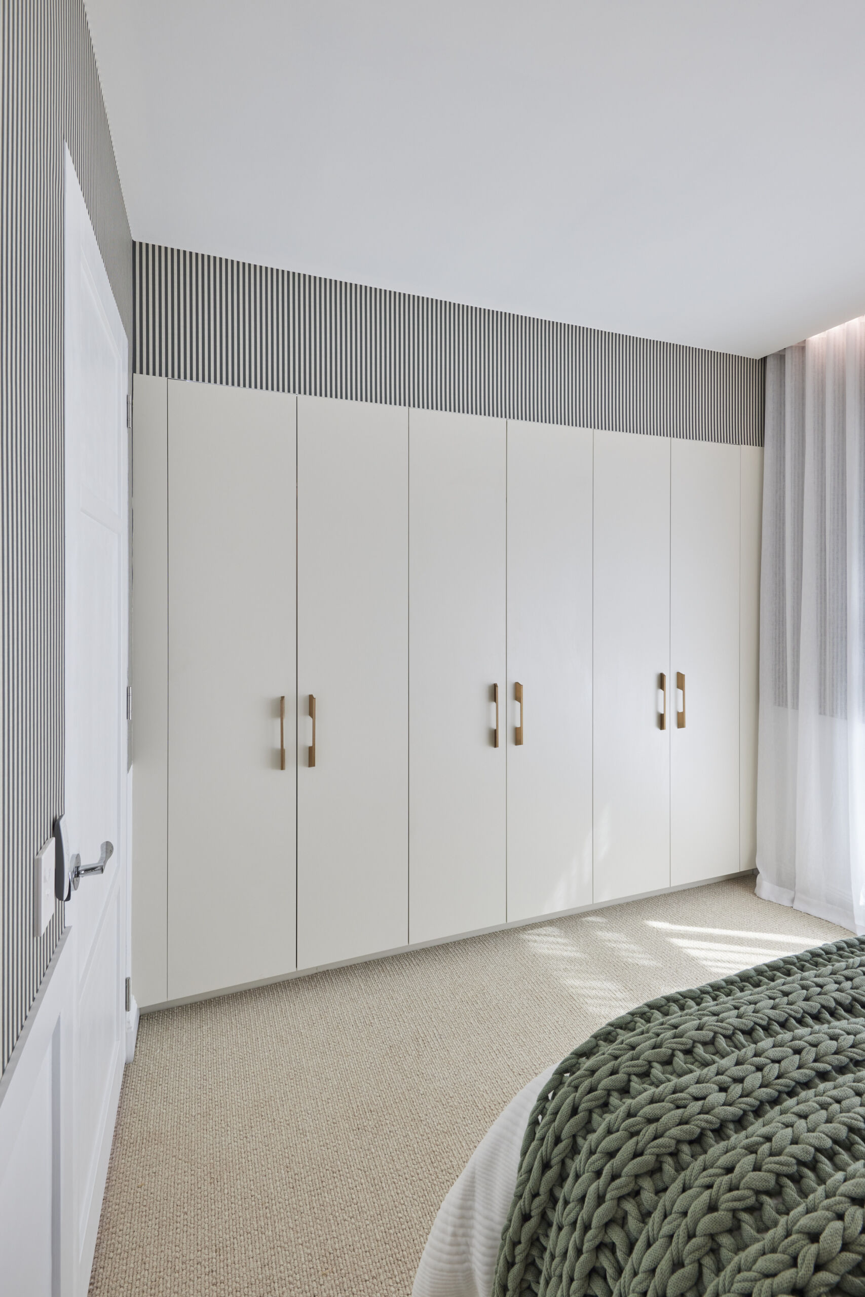 Hinged wardrobe with white doors and gold look handles