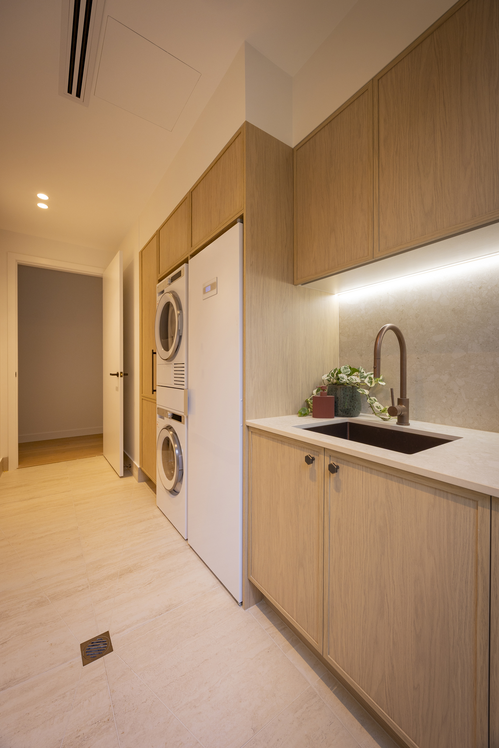 Timber-look laundry with bench, air dryer and laundry appliances