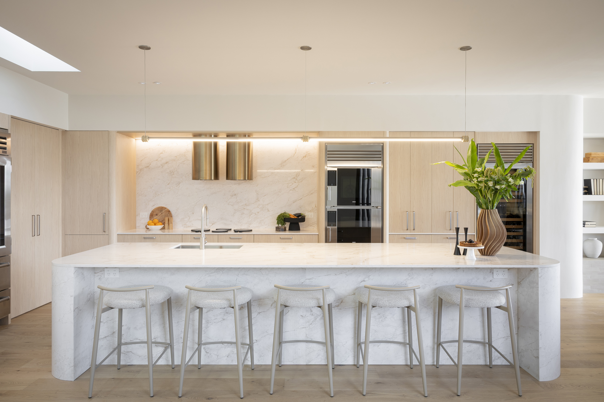 MA211 Long kitchen island with sink, five bar stools and pendant lighting