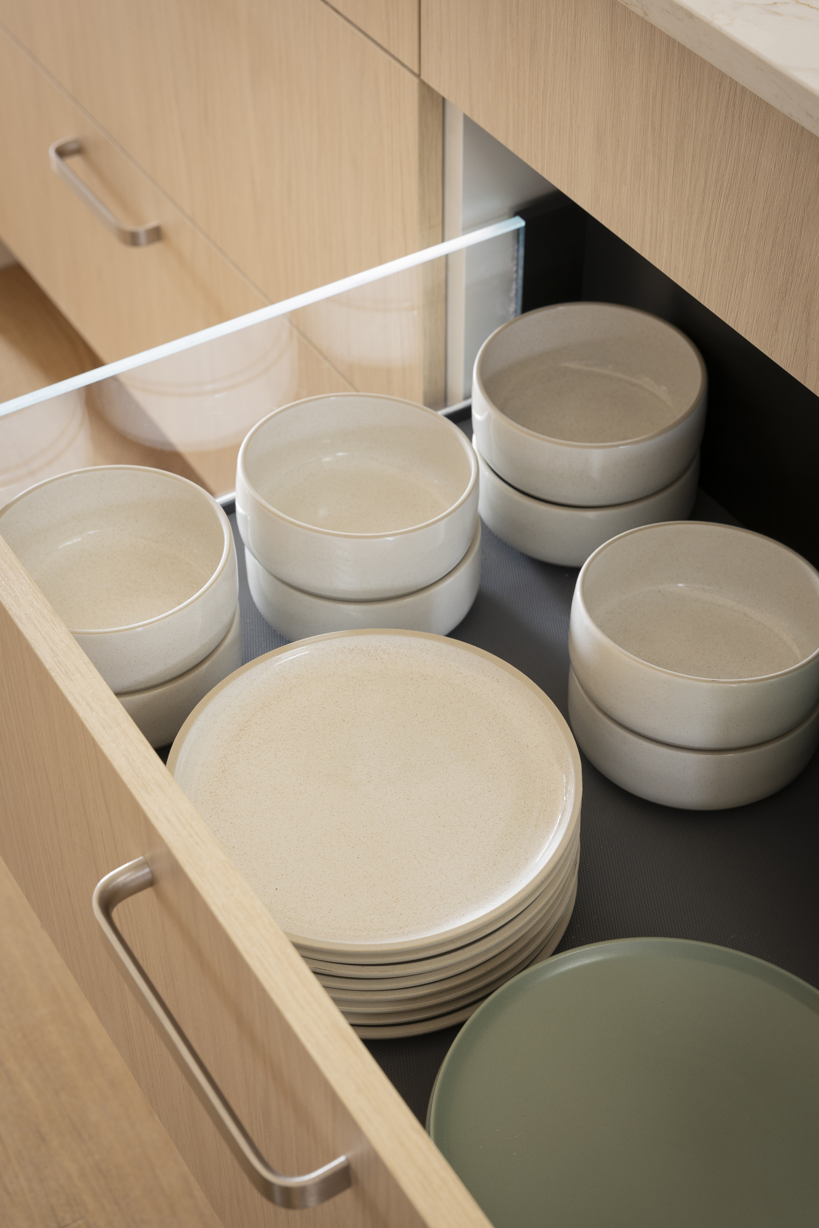 MA270 Glass sided drawer with plates and bowls