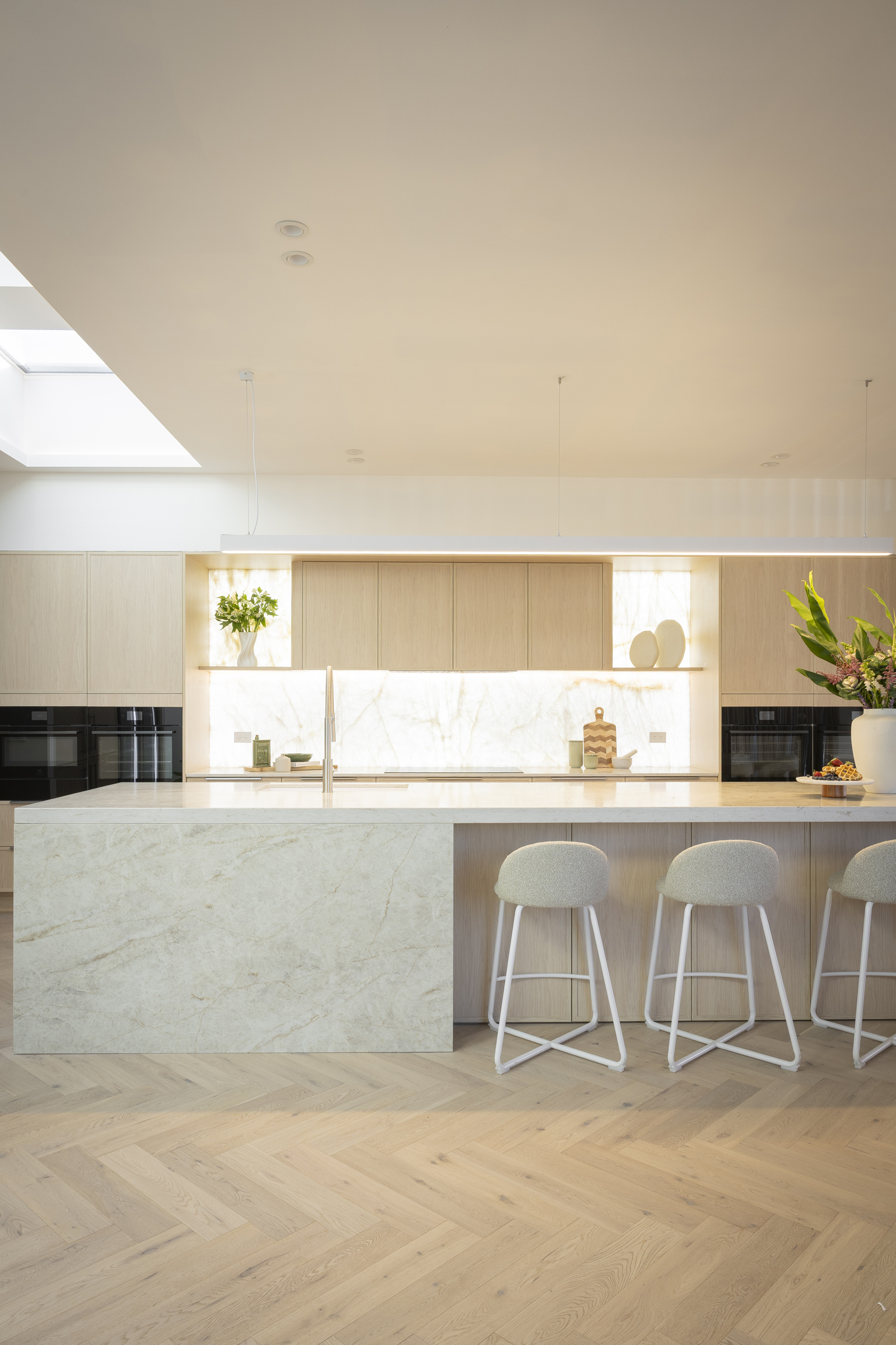 Rick and Tayla’s kitchen with Eclos Tajnar island and backlit Sensa Cristalo splashback