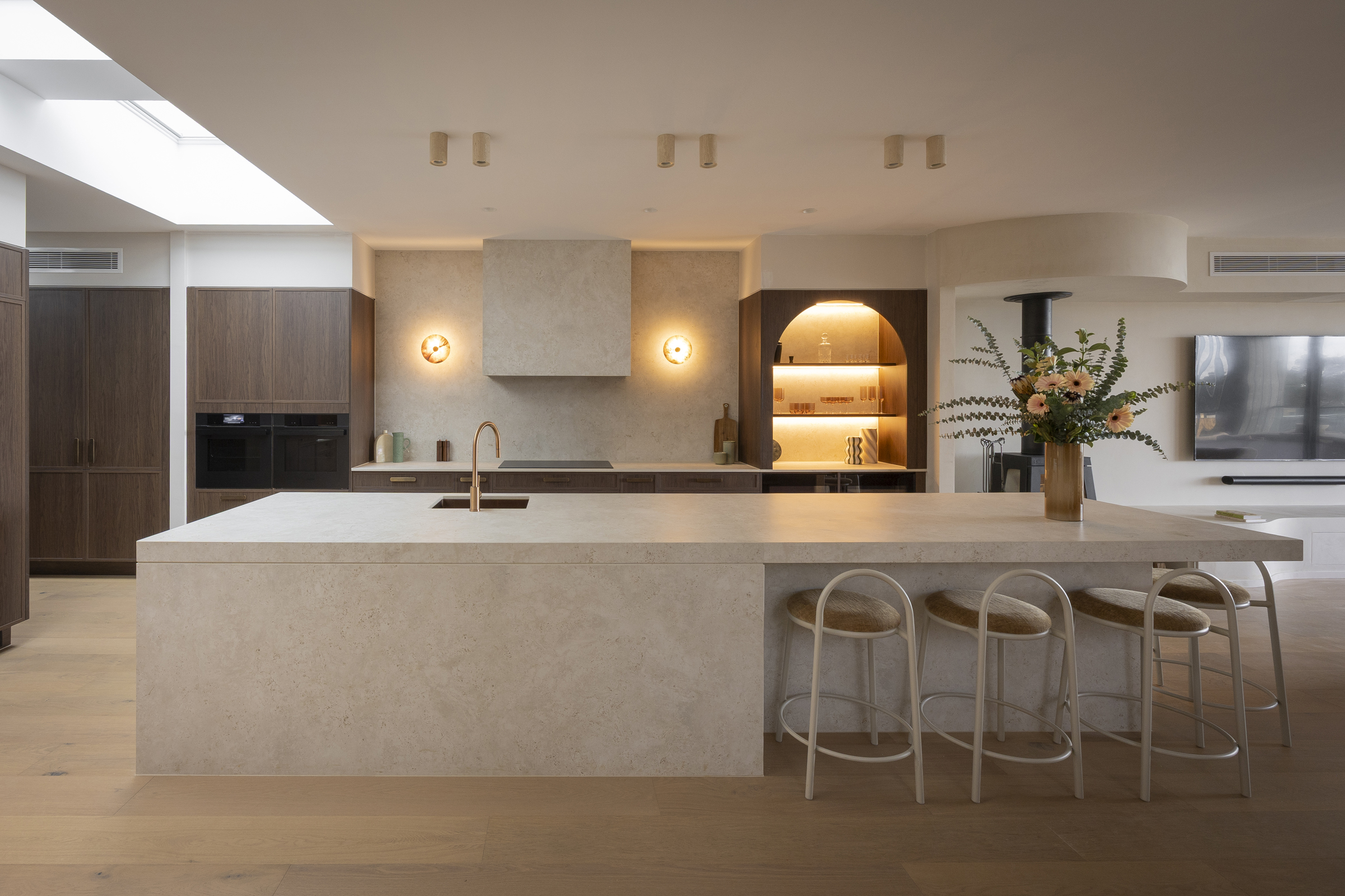 MA432 Kitchen with stone island, dark timber-look cabinetry and illuminated arched shelving